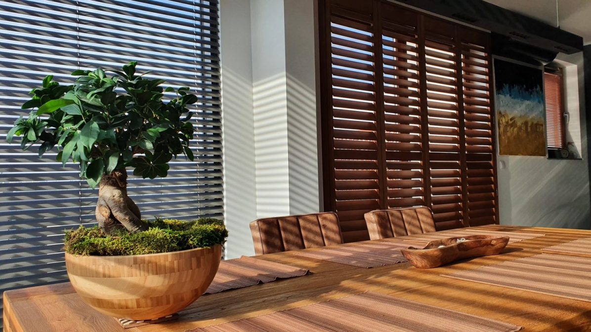 Shuttersy we wnęce, okiennice wewnętrzne białe