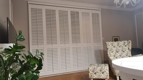 Shuttersy we wnęce, okiennice wewnętrzne białe