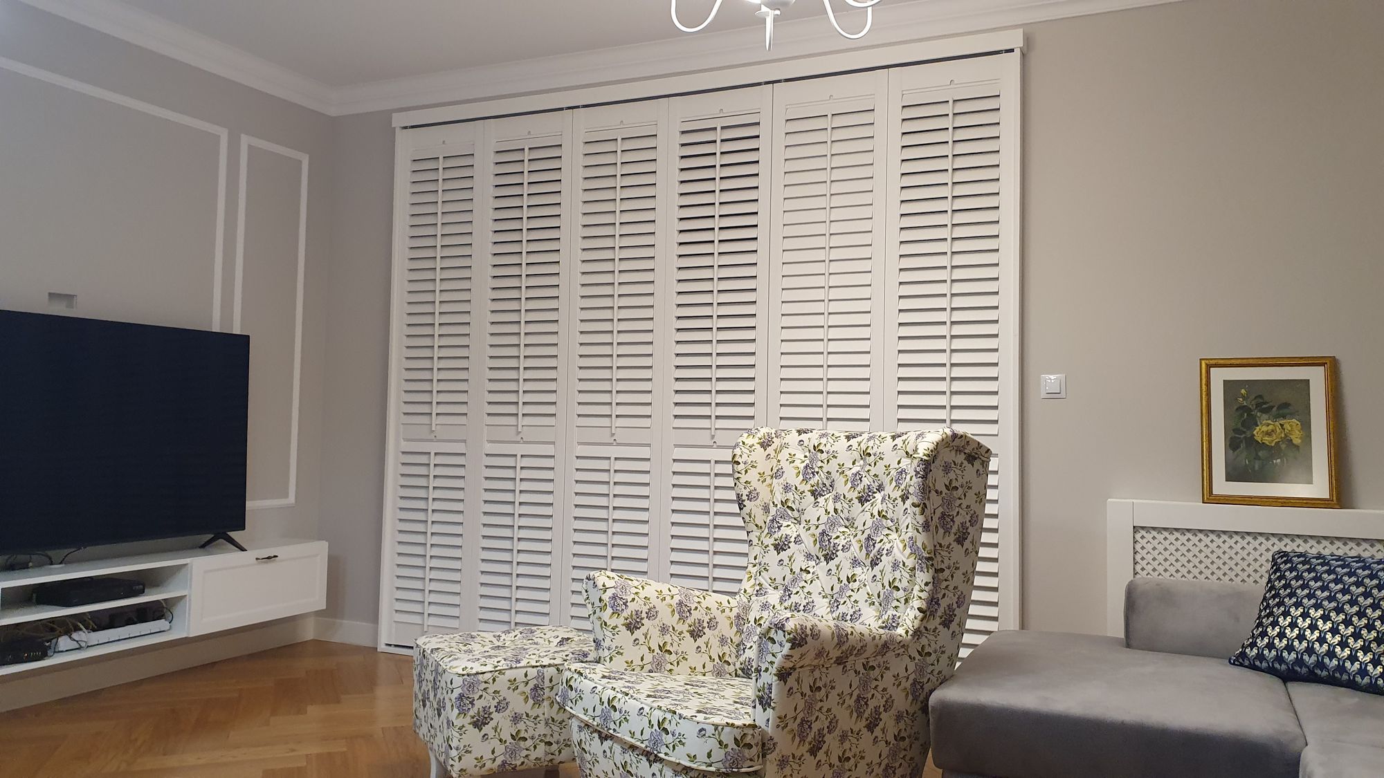 Salon z oknem balkonowym - shuttersy białe, lamele 63 mm, Radom