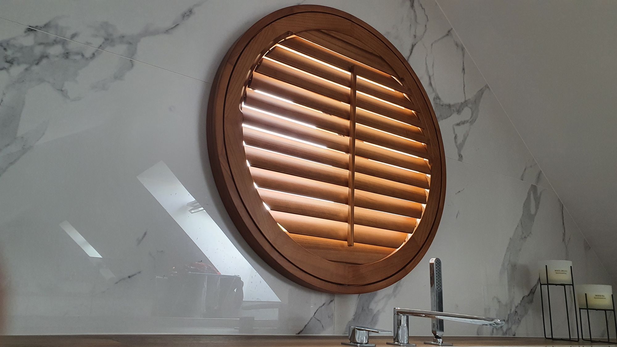 Okrągły shutters w łazience - shuttersy w kolorze Dark Cedar, lamele 63 mm, Klikawa